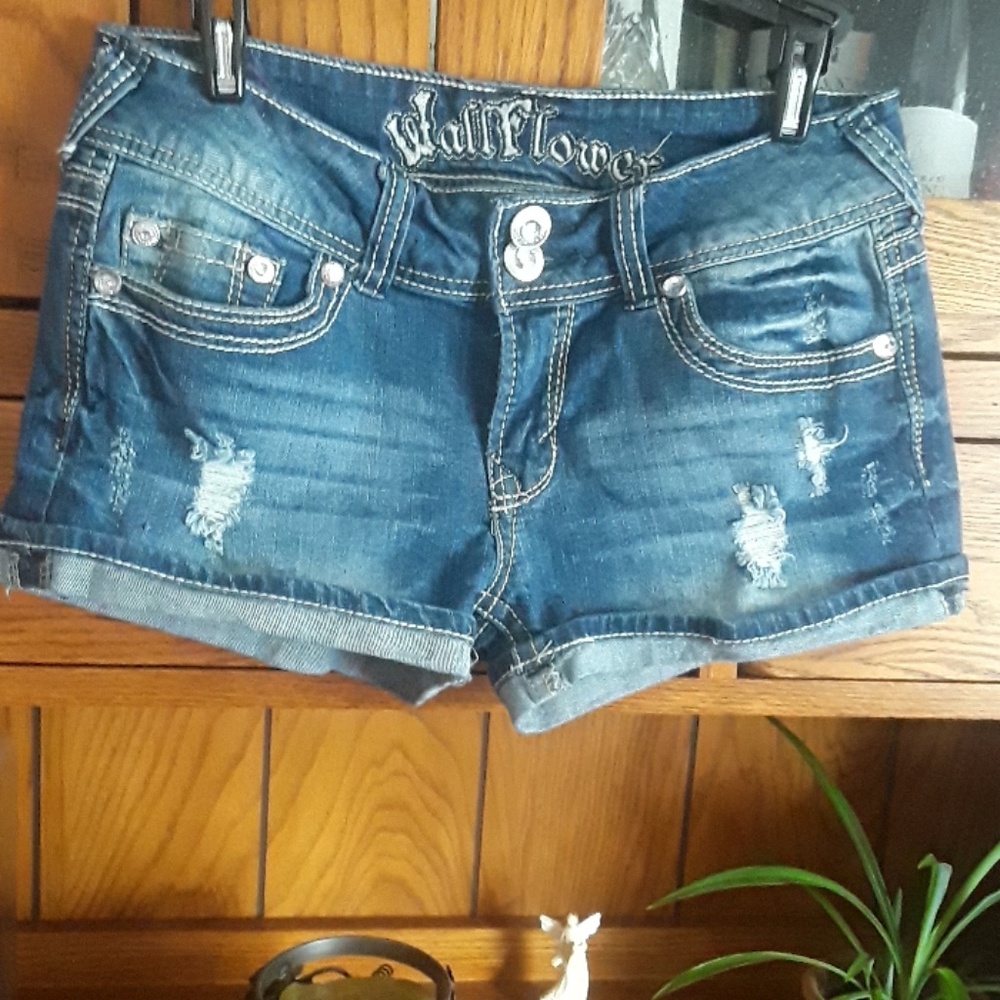 Hot distressed jean shorts size 9